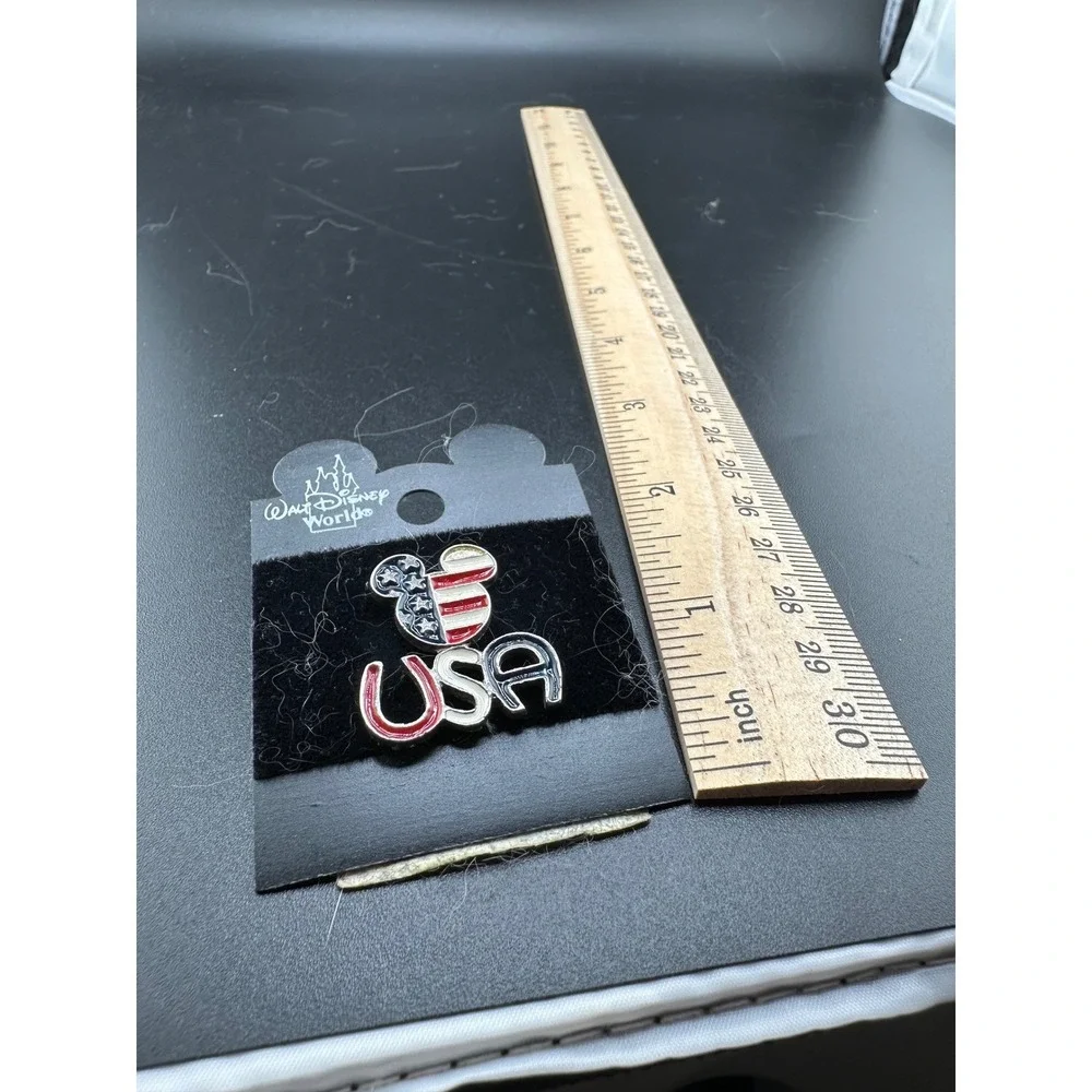 Disney Pin Vintage patriotic USA Red White Blue Still on Card Pre 2000